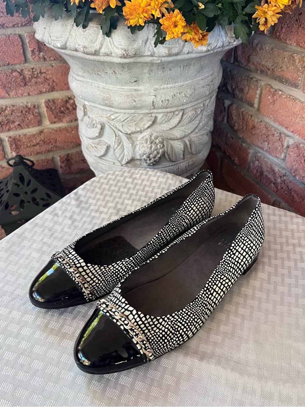 Stuart Weitzman Black White Print Chain Patent Cap Toe Flats- US 8
